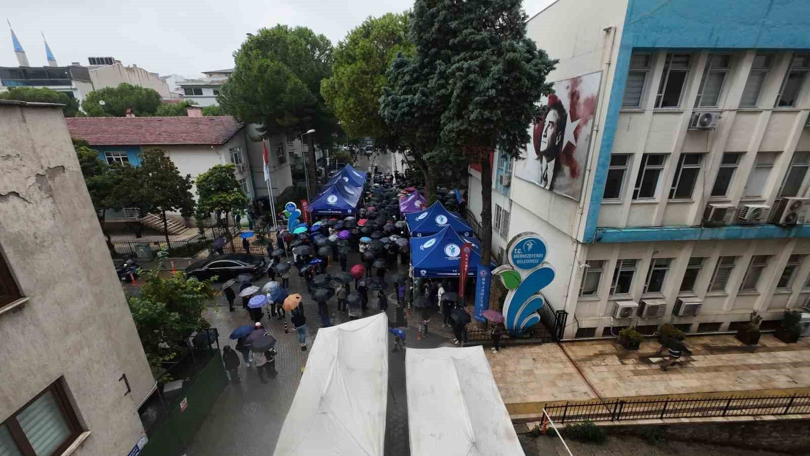 Başkan Doğan'ın destekçileri sağanak yağışa aldırmadı