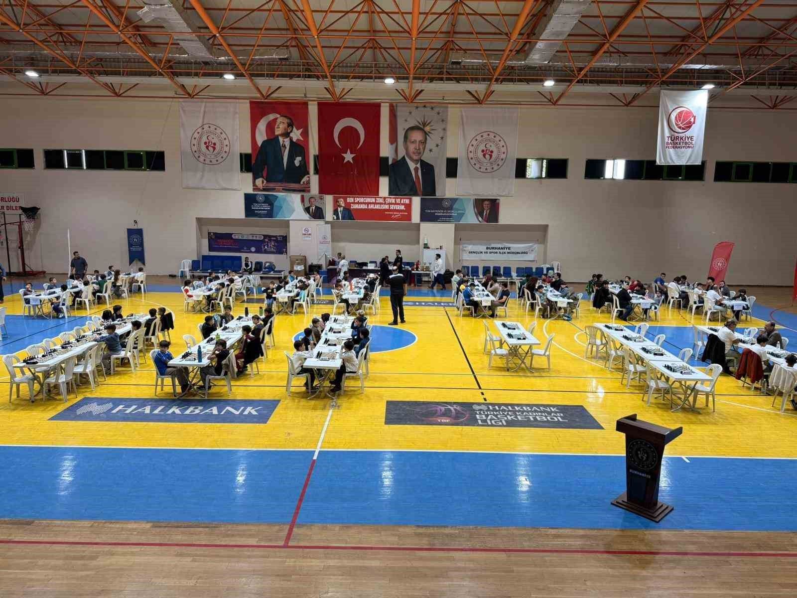 Burhaniye'de Satranç Turnuvasında dereceye girenler ödüllendirildi