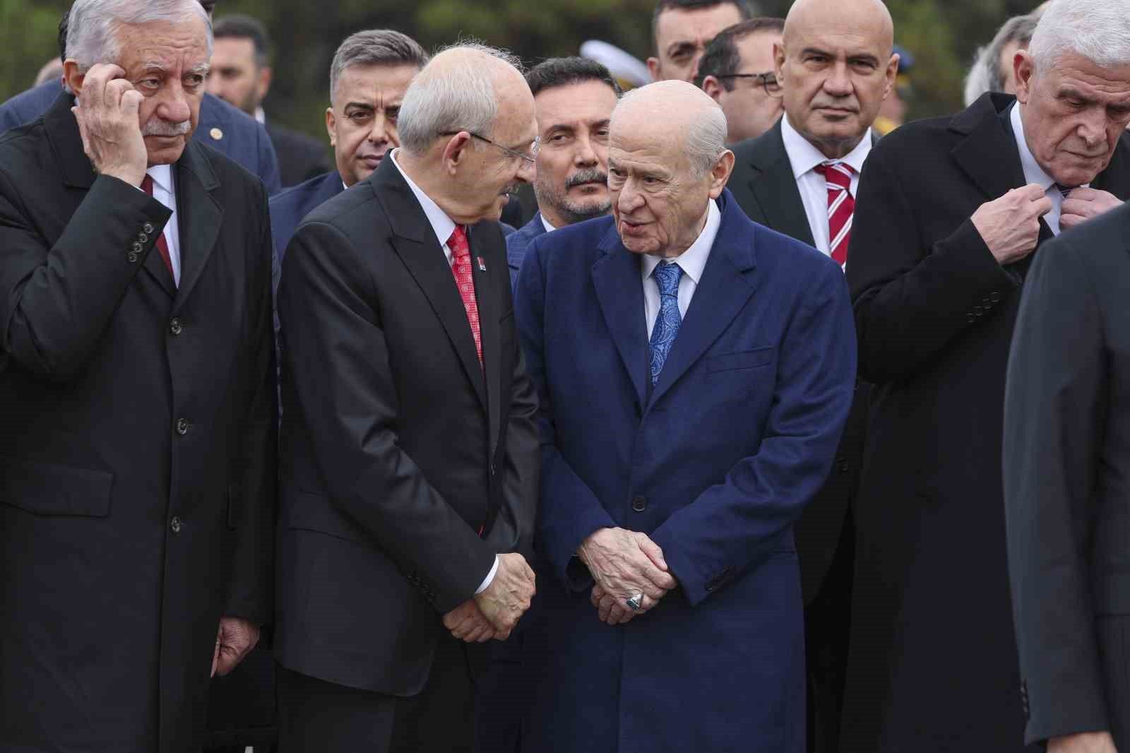 CHP Genel Başkanı Kılıçdaroğlu ile MHP Genel Başkanı Bahçeli Anıtkabir'de sohbet etti