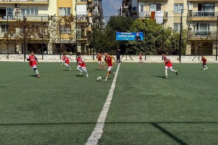 Efeler'de minik sporcular kıyasıya mücadele etti