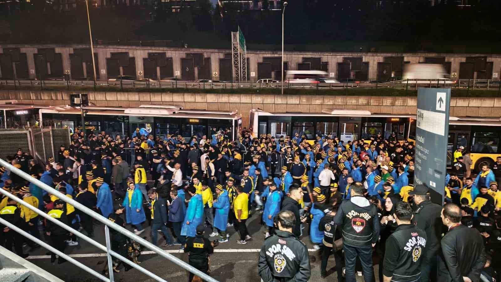 Fenerbahçe taraftarları, RAMS Park'a geldi
