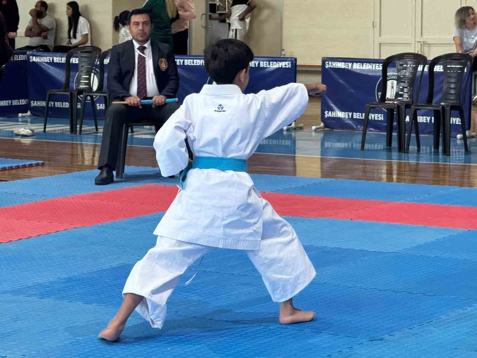 Şahinbey'de 600 karateci madalya için tatamiye çıktı