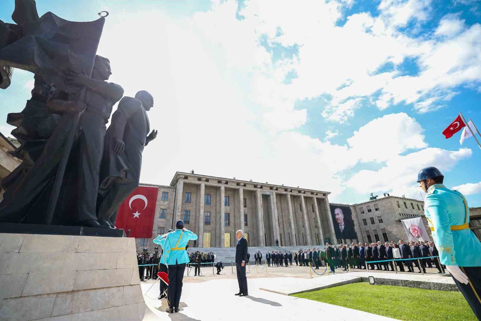 TBMM Başkanı Kurtulmuş, Atatürk Anıtı'na çelenk bıraktı