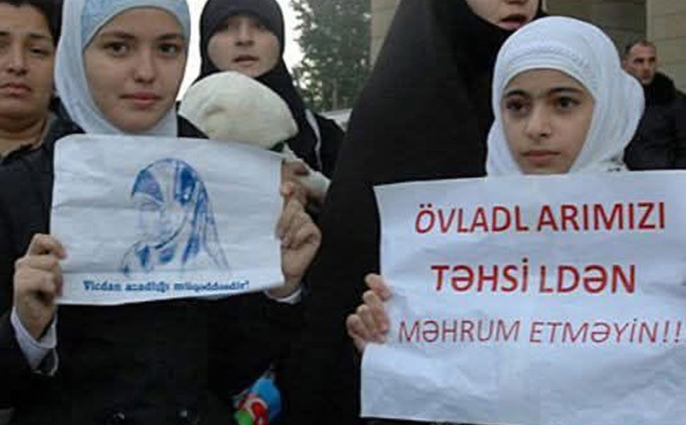 Azerbaycan’da başörtüsü tartışması büyüyor: Öğrenciler okul kapısından çevrildi