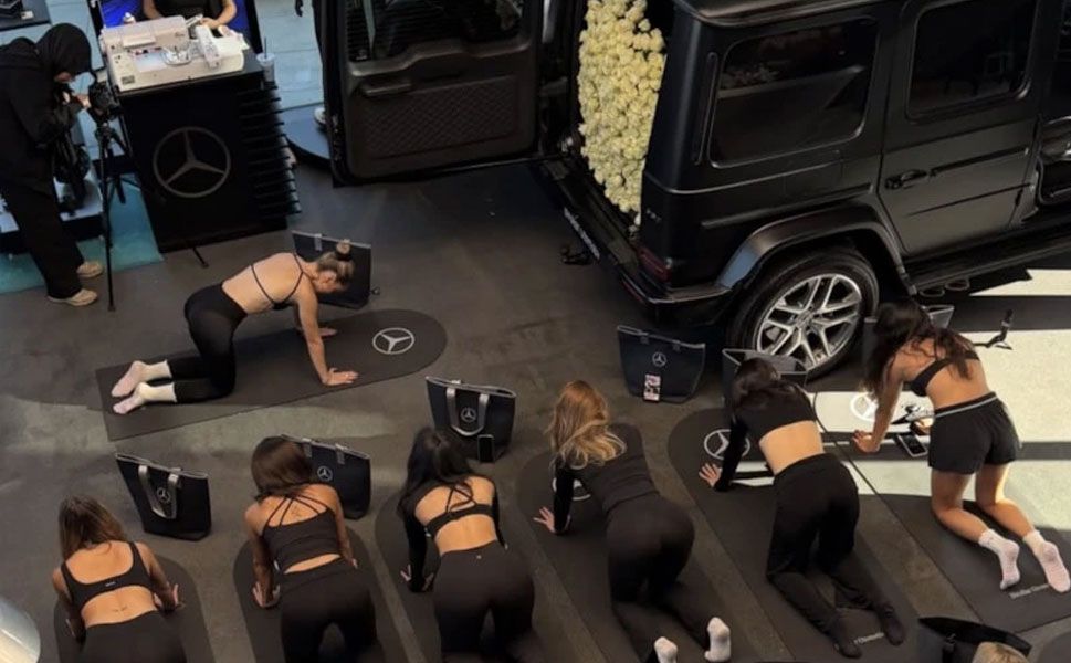 Mercedes bayisindeki yoga görüntüleri gündem oldu! “Rızamız yok” dediler, şikâyetçi oldular!